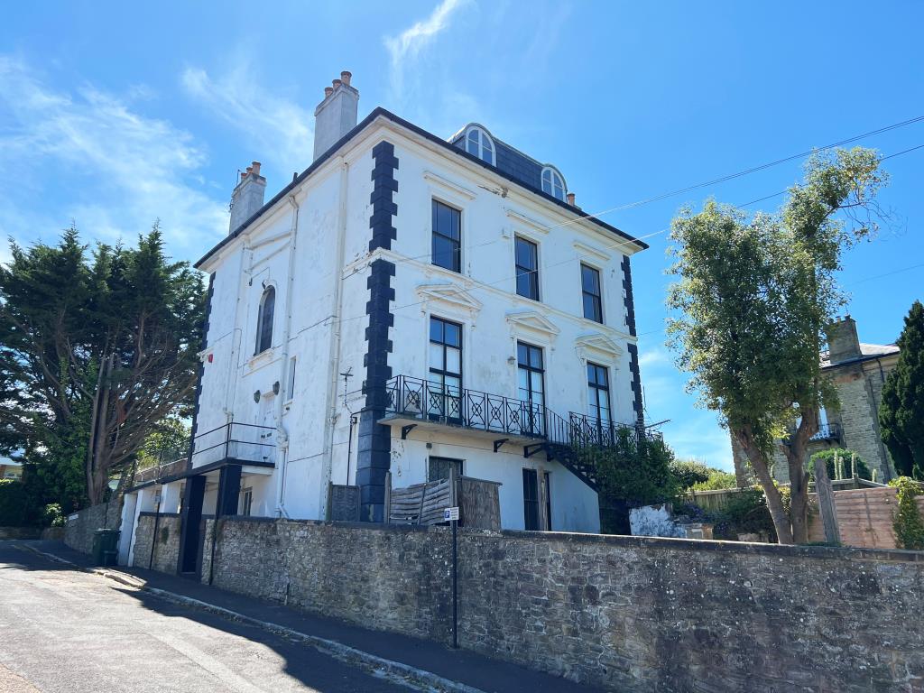 Lot: 172 - GARDEN FLAT WITH PARKING FOR INVESTMENT OR OCCUPATION - Rear and side view